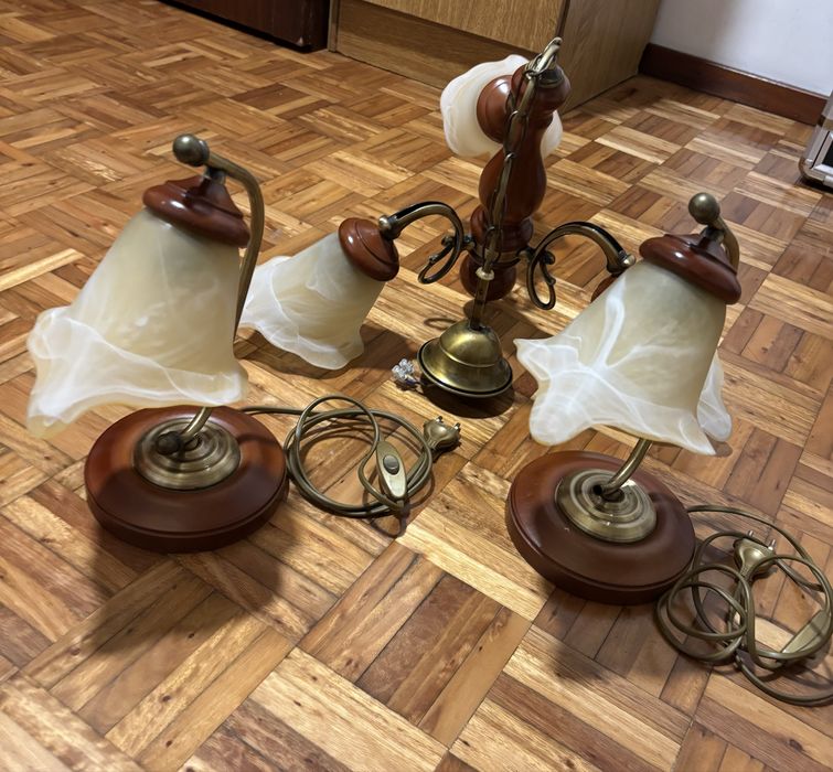 Candeeiros de teto e mesinhas