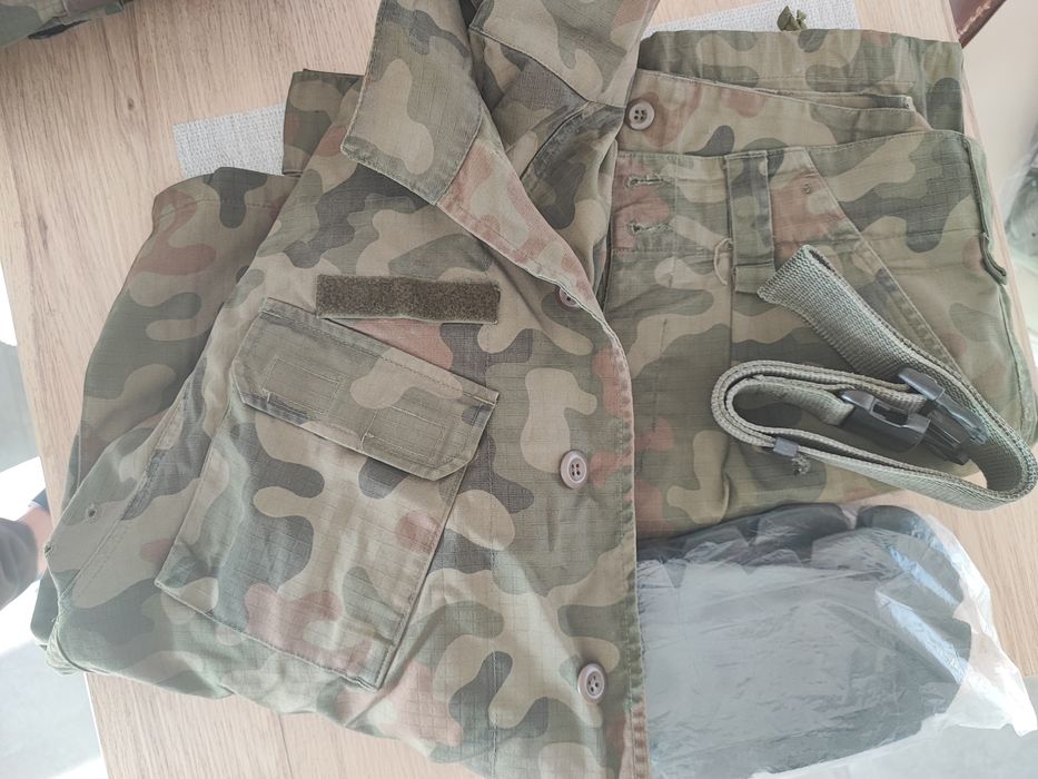 Zestaw spodnie, bluza, pasek, ochraniacze, 2xkoszulki gratis