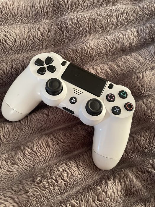 PlayStation 4 500GB + 2 pady