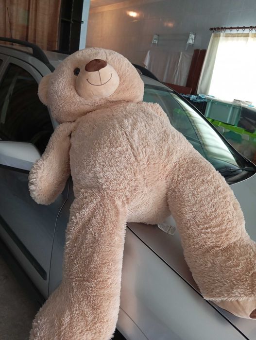 Urso gigante em Peluche  na cor beje e castanho