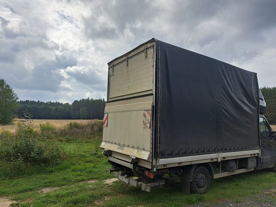 Transport busem z windą i paleciakiem