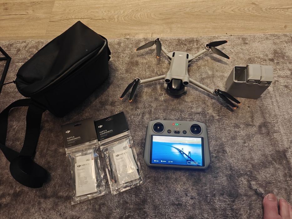 DJI Mini 3 Pro + Fly More Combo + futerał, stary firmware bez restrykcji wznoszenia.