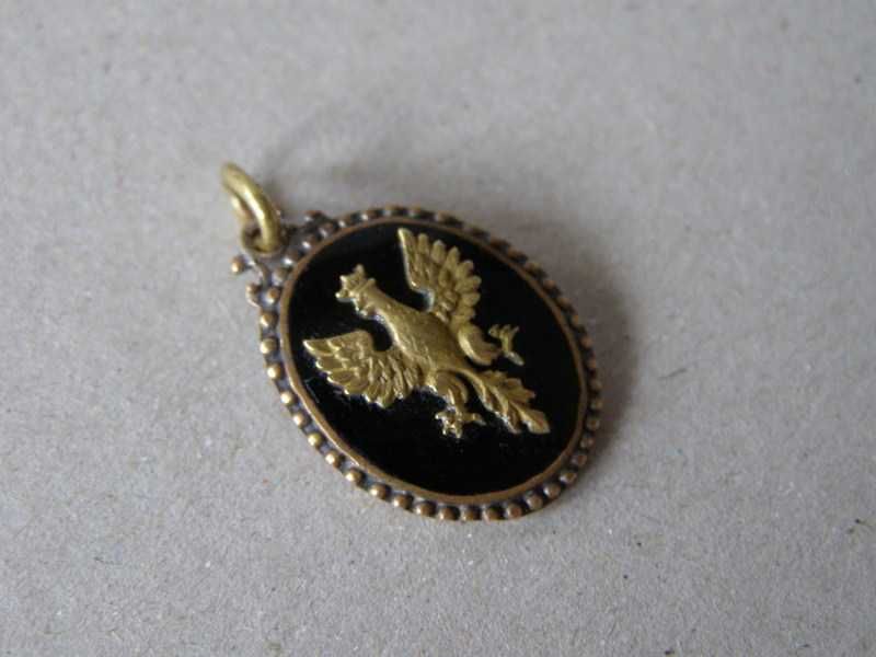 Zawieszka patriotyczna z Orłem Białym w koronie / czarna emalia .