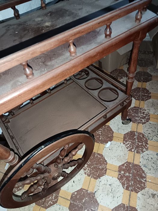 Carrinho de bebidas de madeira antigo