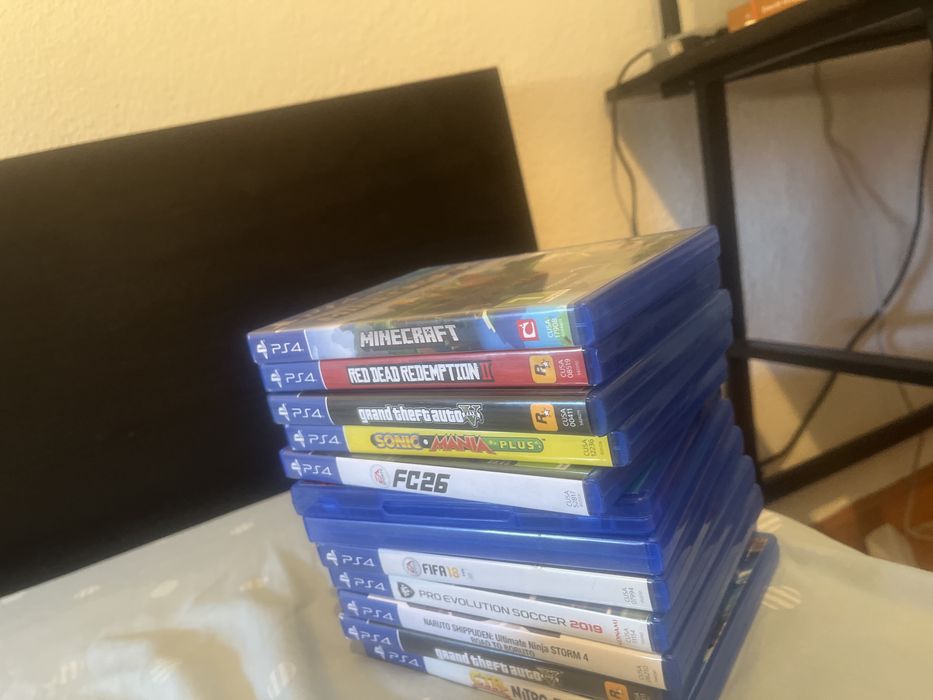Vendo ps4 em exclente estado de 1 tb com  13 jogos, acessorios e dois comandos