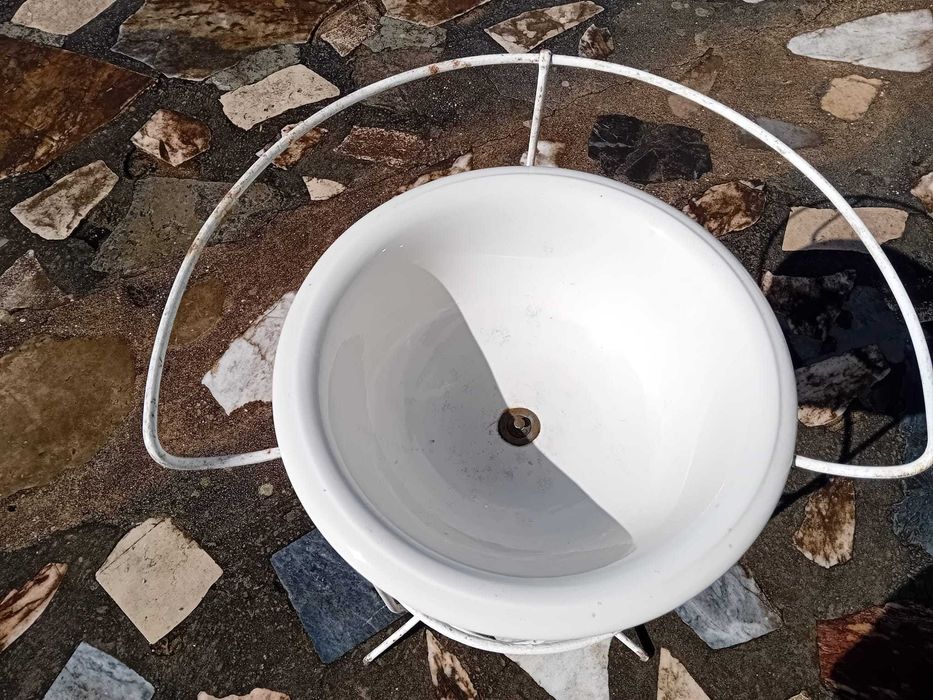 Lavatório antigo com balde em ferro e bacia em porcelana