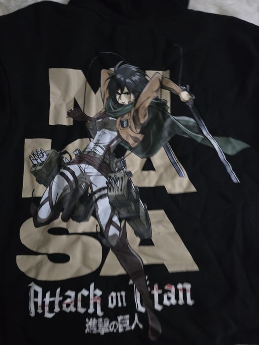 Várias peças de roupa em bom estado