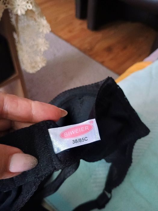 Biustonosz czarny koronkowy