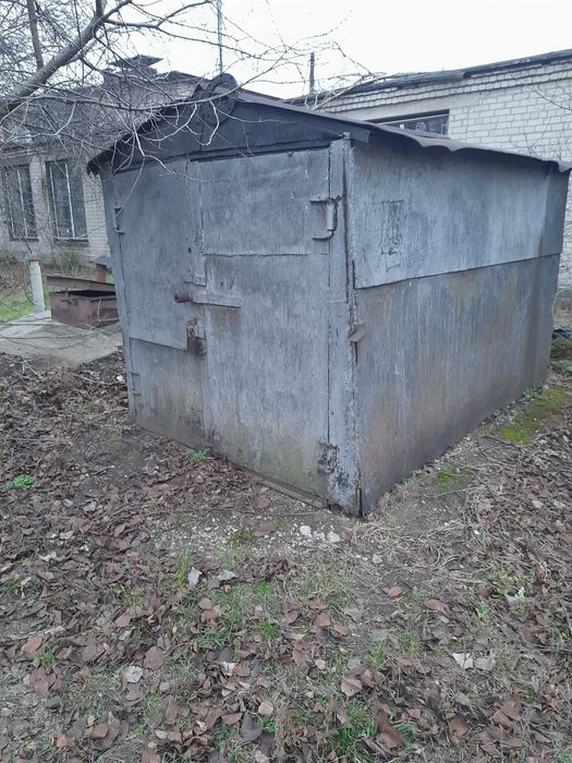 Металлический домик , гараж.