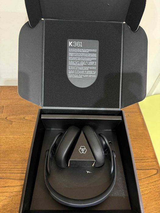 Auscultadores profissionais de estúdio AKG K361, com caixa original.