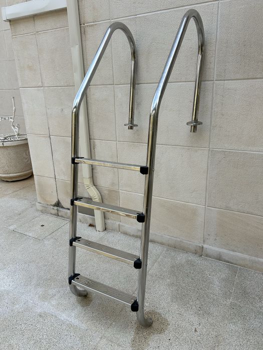 Escada de piscina em Ínox
