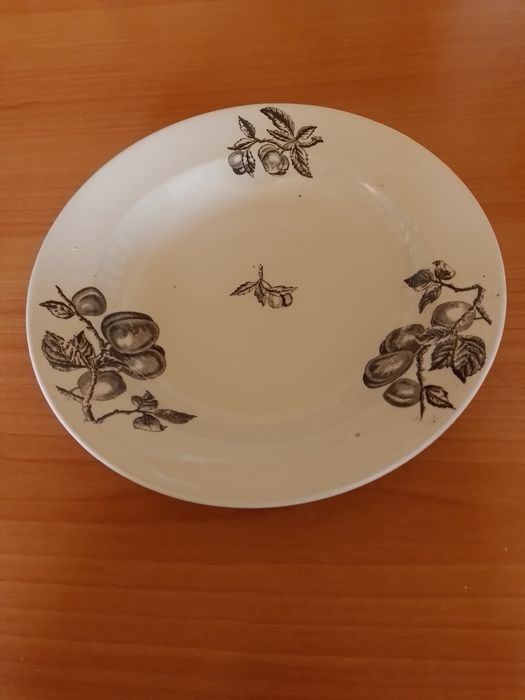 Prato de servir em faiança de Sacavém