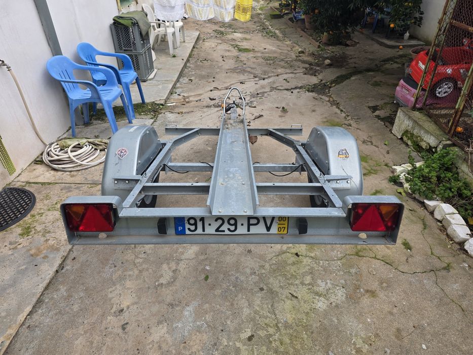 Reboque com tranca e rampa