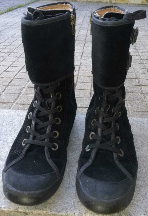 Botas com salto rasteiro