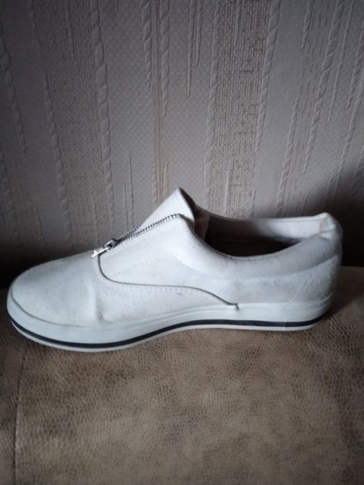 Продам кросівки білого кольору.