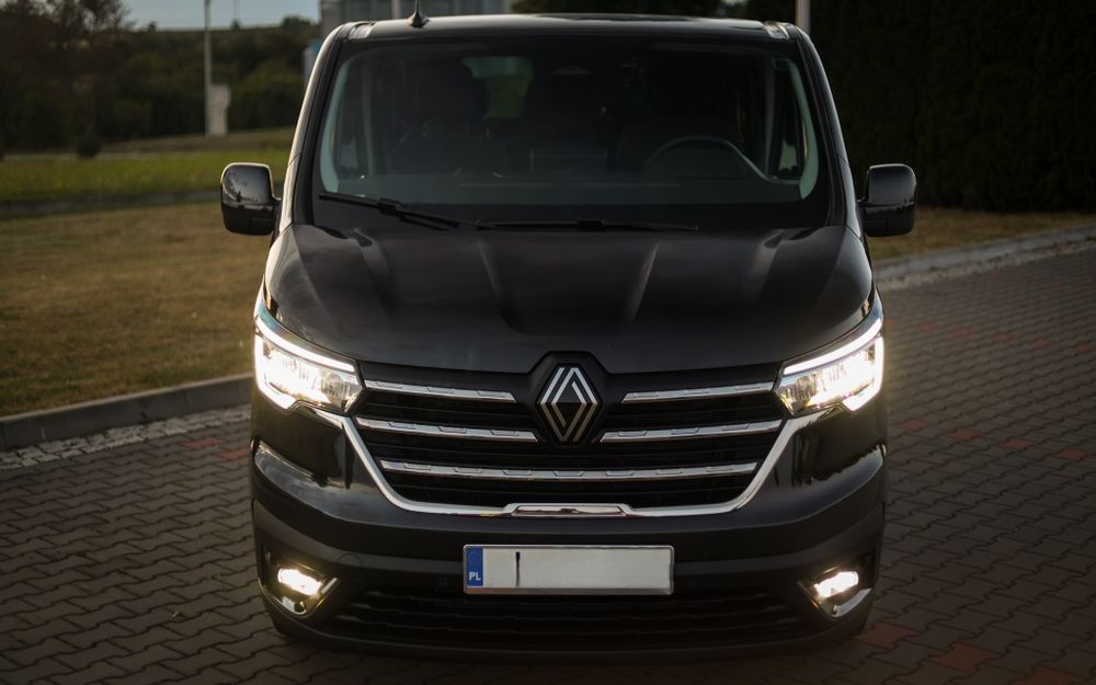 Wynajem busów busa Renault Trafic Czarny VIP 9 osób Wesele Urodziny 18