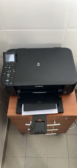 Impressora, torre Asus, monitor, e mais uma torre para peças