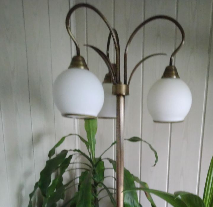 Lampą podłogowa stojąca