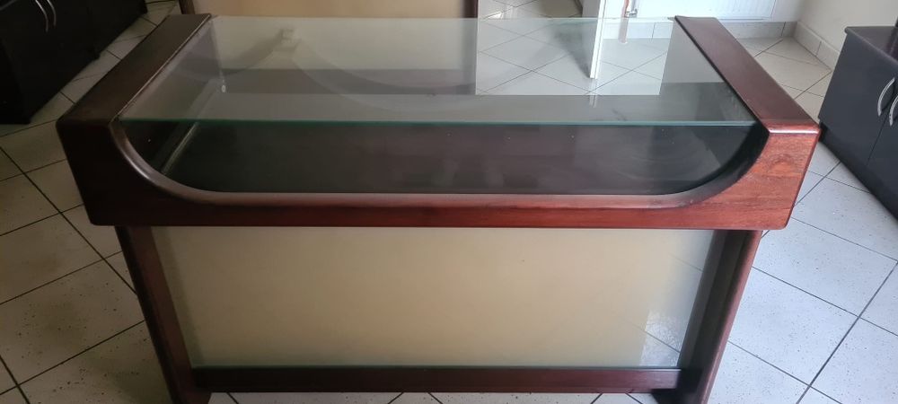 Wyprzedaż wyposażenia sklepu. Lada sklepowa.