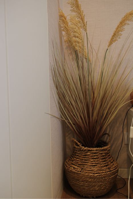 Vaso decorativo com plantas secas