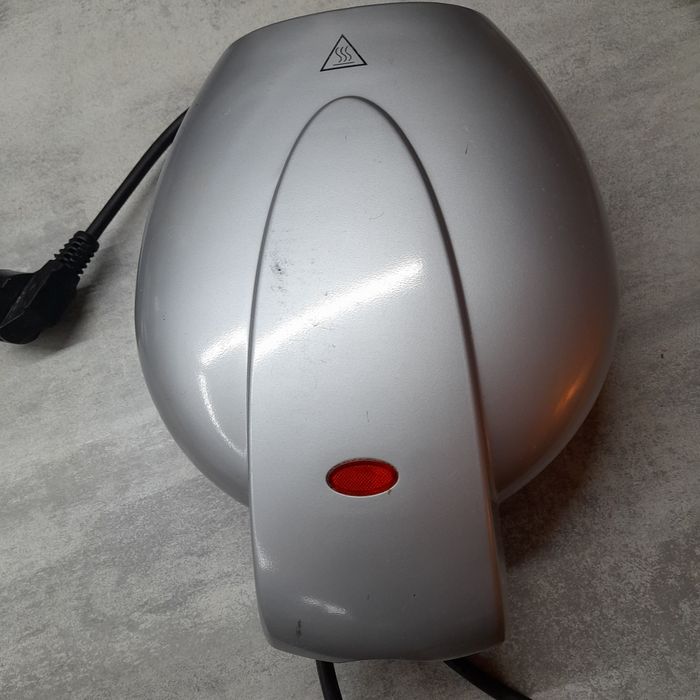 Електричний пристрій для випікання рогаликів.