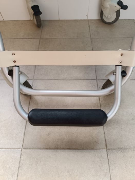 Cadeira Sanitária com rodas