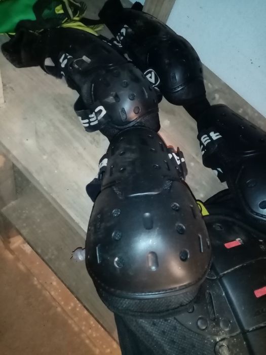 Equipamento btt/dh colete e joelheiras