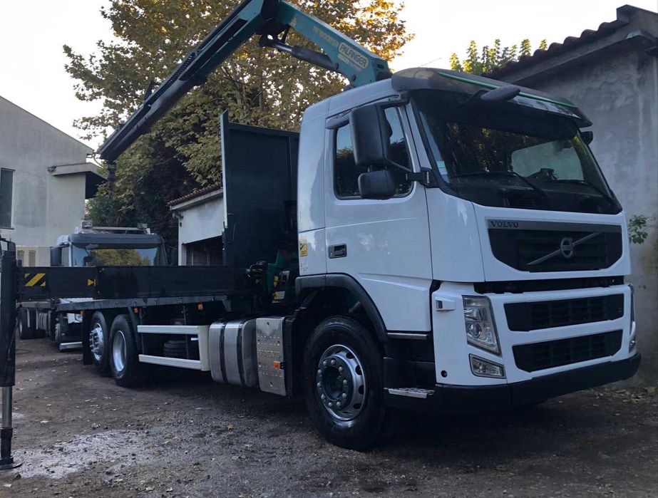 Volvo FM 330 6x2 Camião estrado com Grua Palfinger