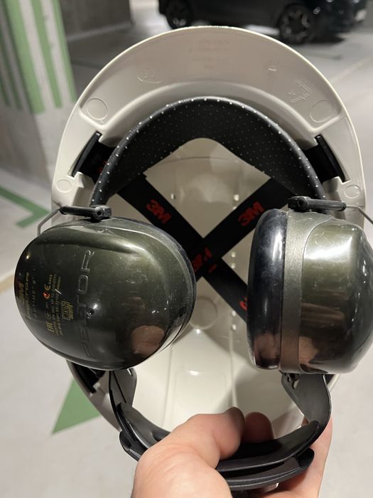 Kask 3M z ochronnikami słuchu