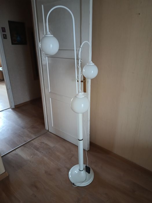 Lampę podłogową sprzedam.