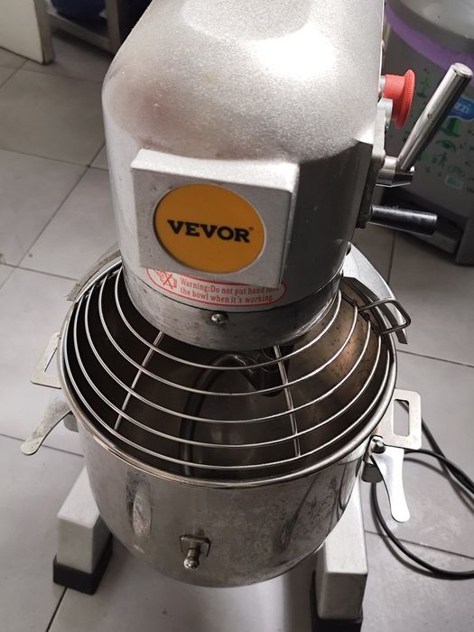 Batedeira Industrial / Comercial VEVOR B15-BT (15 Litros) – Como Nova / Excelente Estado
