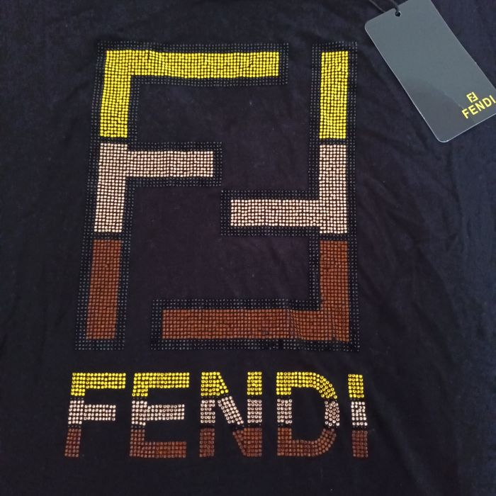 Жіноча футболка,нова.бренд FENDI