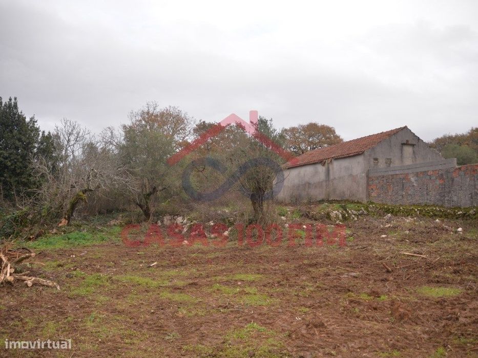 Terreno urbano para construção com uma ruína