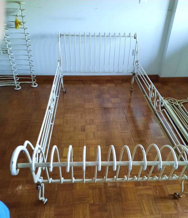 Cama de solteiro, francesa, muito antiga + estrado + colchão  + mesinha de cabeceira
