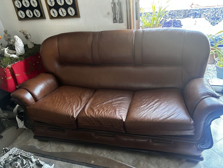 Sofás em pele com base de madeira