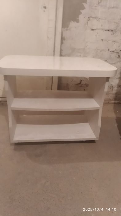 Столик на колесах журнальний