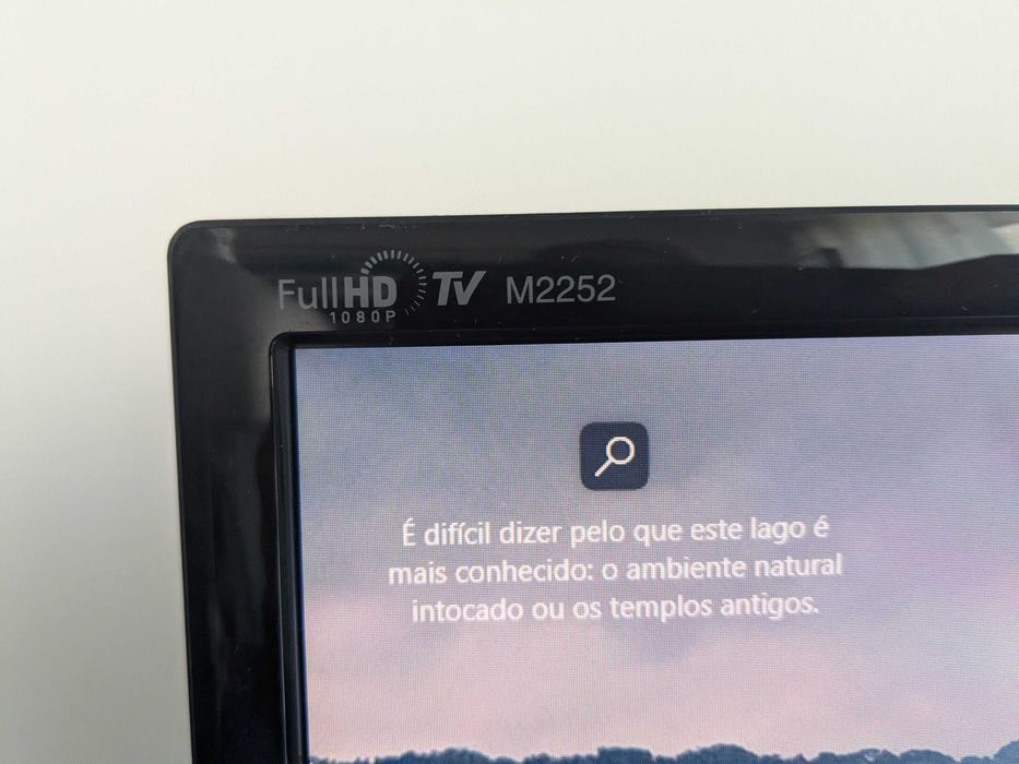 Tela de computador com televisão e comando