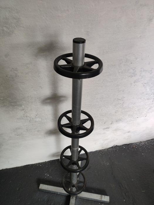 Stojak na koła samochodowe.