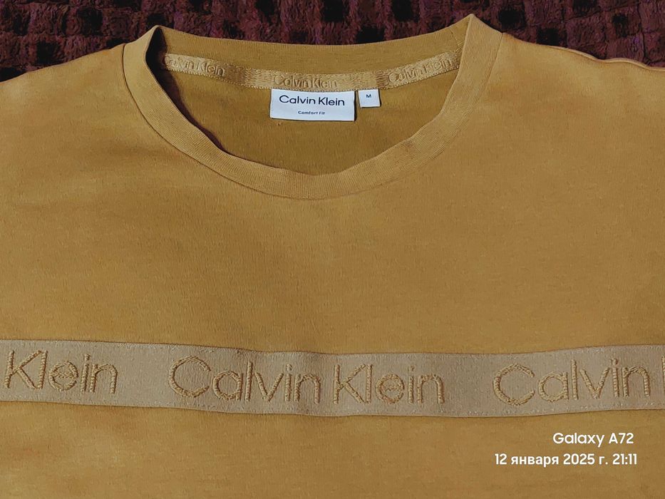 Продам футболку «CALVIN KLEIN» горчичного цвета.