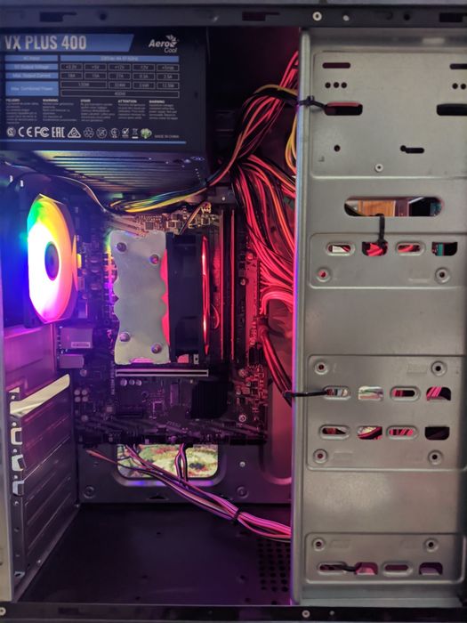 I5 10400 6 ядер 12 потоків, 16 ГБ ОЗУ DDR4, SSD NVME 128 GB.