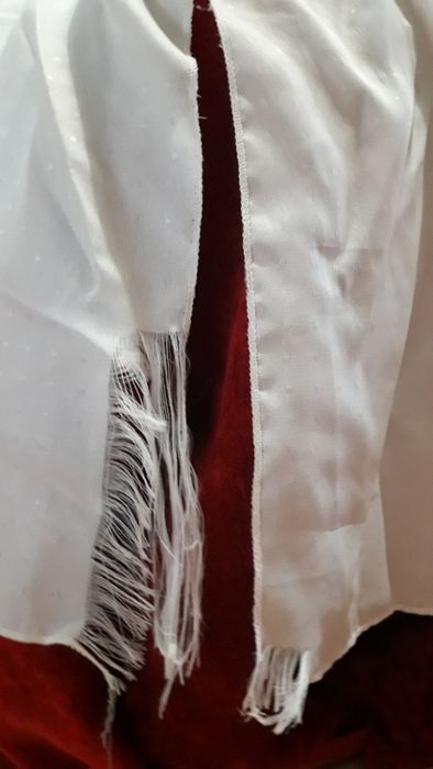 White bedspread with ruffles64739326282498125