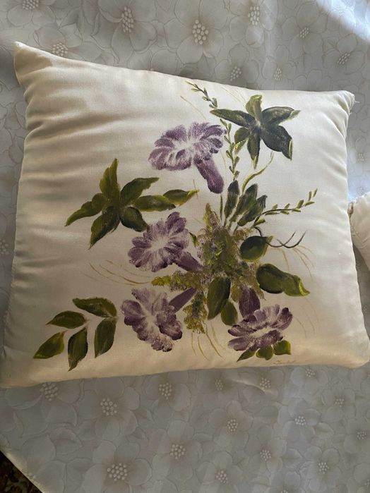 Almofadas decorativas em cetim pintadas à mão
