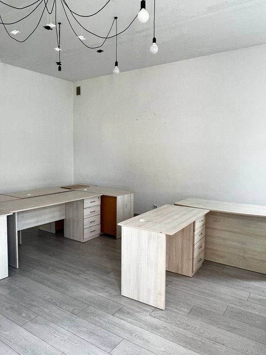 Стулья кресла офисные столы тумбы