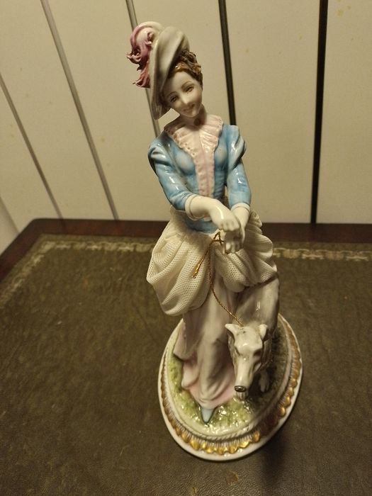 Estatueta em porcelana Tiche