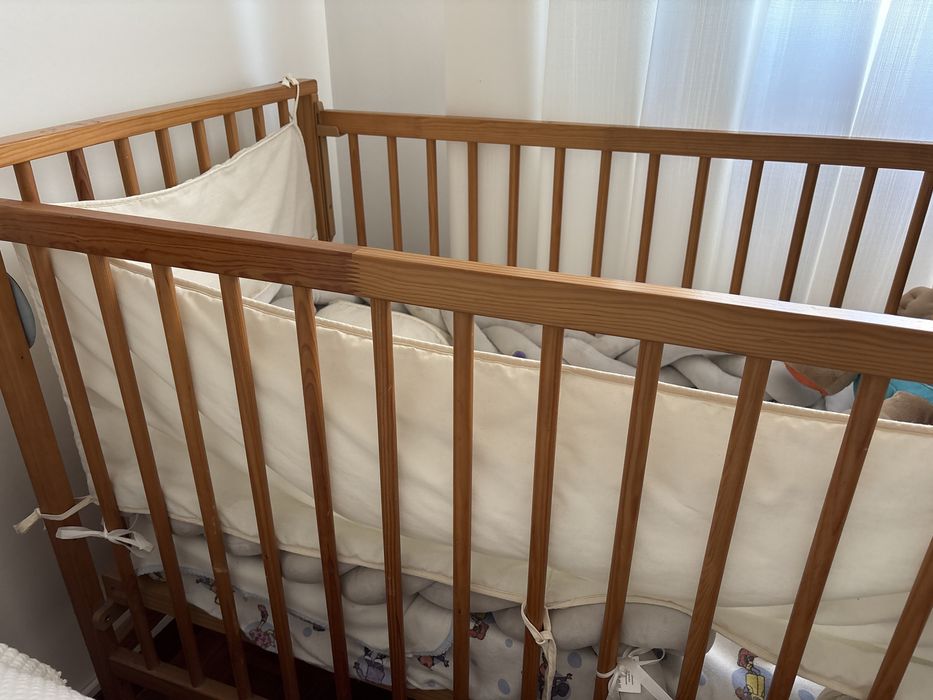 Cama de grades de bebé