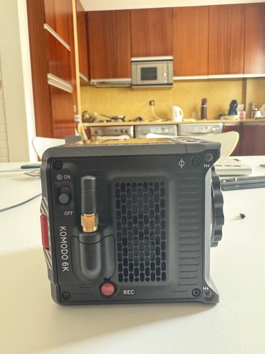 RED KOMODO 6k + baterias+angelbird 512gb+leitor de cartao+cage+adapt