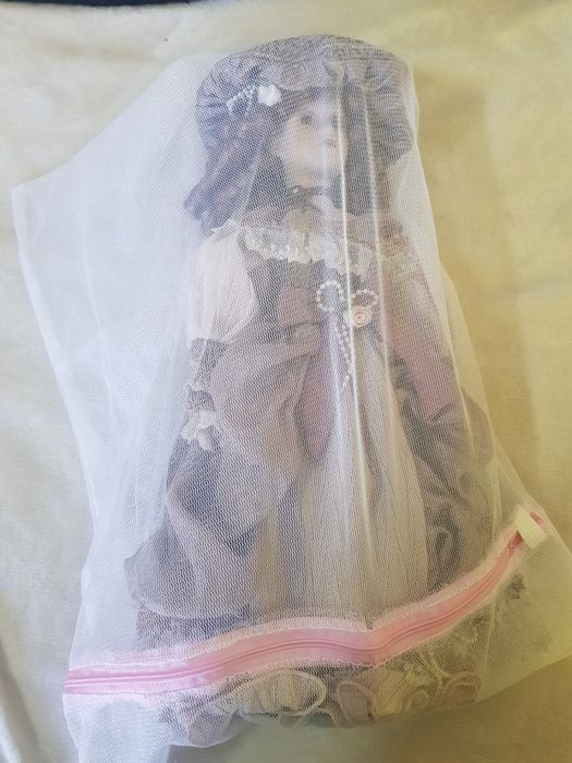 Boneca  de porcelana 41 cm de coleção
