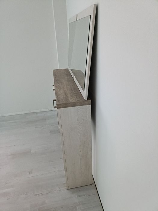 Móvel e espelho de entrada