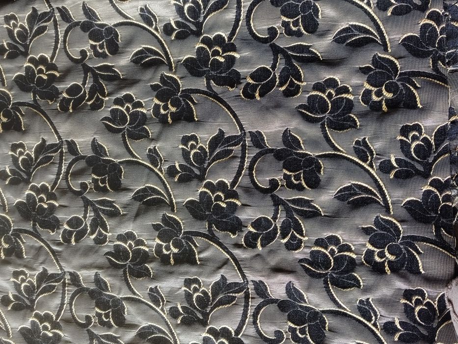 Dwustronna tkanina – aksamit + satyna z haftem – 140×130 cm