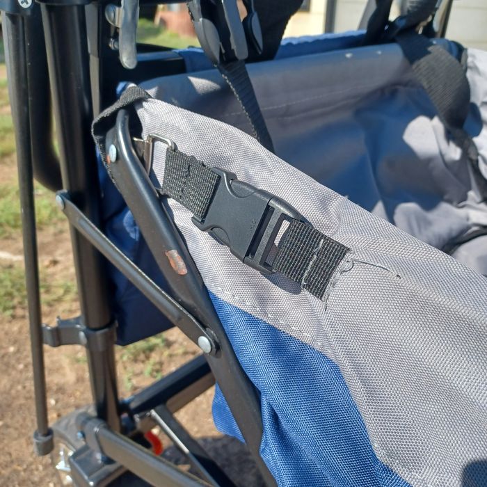 Składany wózek ręczny z niebieskim dachem, komorą chłodzącą i roletami